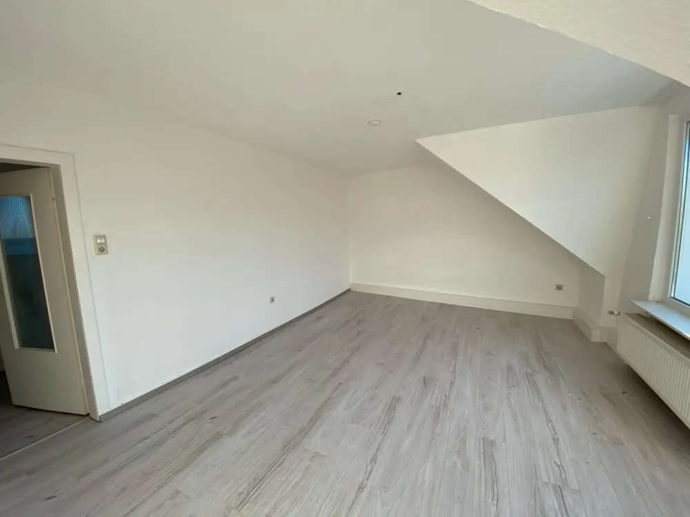 Schöne helle Wohnung mit kleinem Balkon