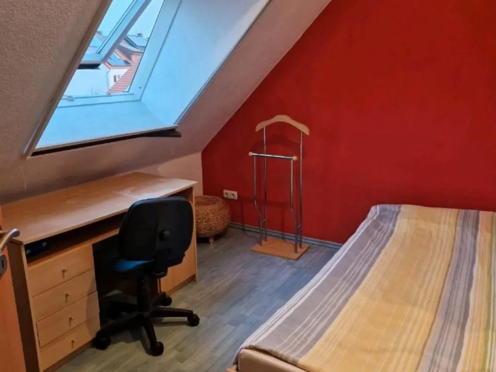 Helle 2-Zimmer-Dachgeschosswohnung mit Ausblick ins Grüne