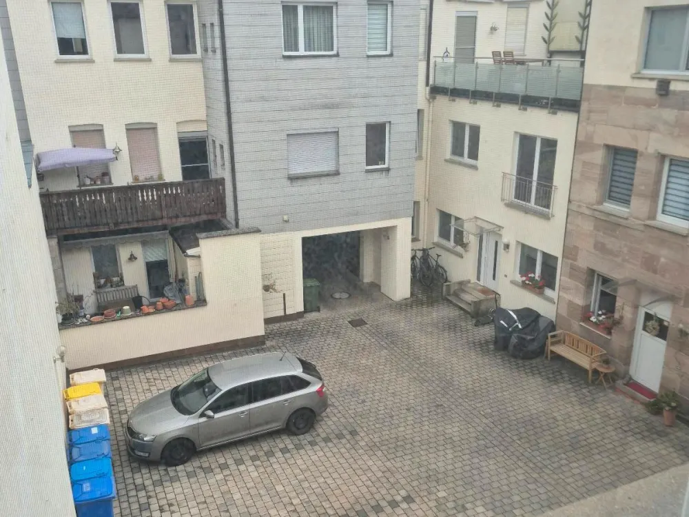 2,5 Zimmer-Wohnung im Hinterhof mit EBK, ab sofort