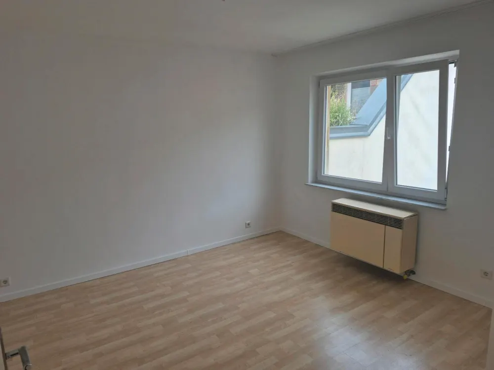 2,5 Zimmer-Wohnung im Hinterhof mit EBK, ab sofort
