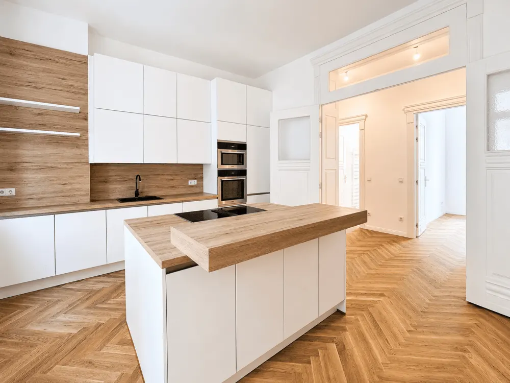 Seltene 4-Zimmer-Gartenwohnung mit ca. 173 m² Privatgarten, direkt am Adenauerplatz!
