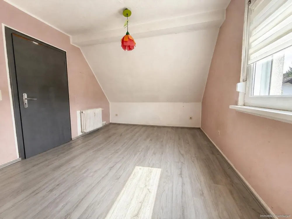 Großzügige Dachgeschosswohnung mit 3 Zimmern und Gemeinschaftsgarten