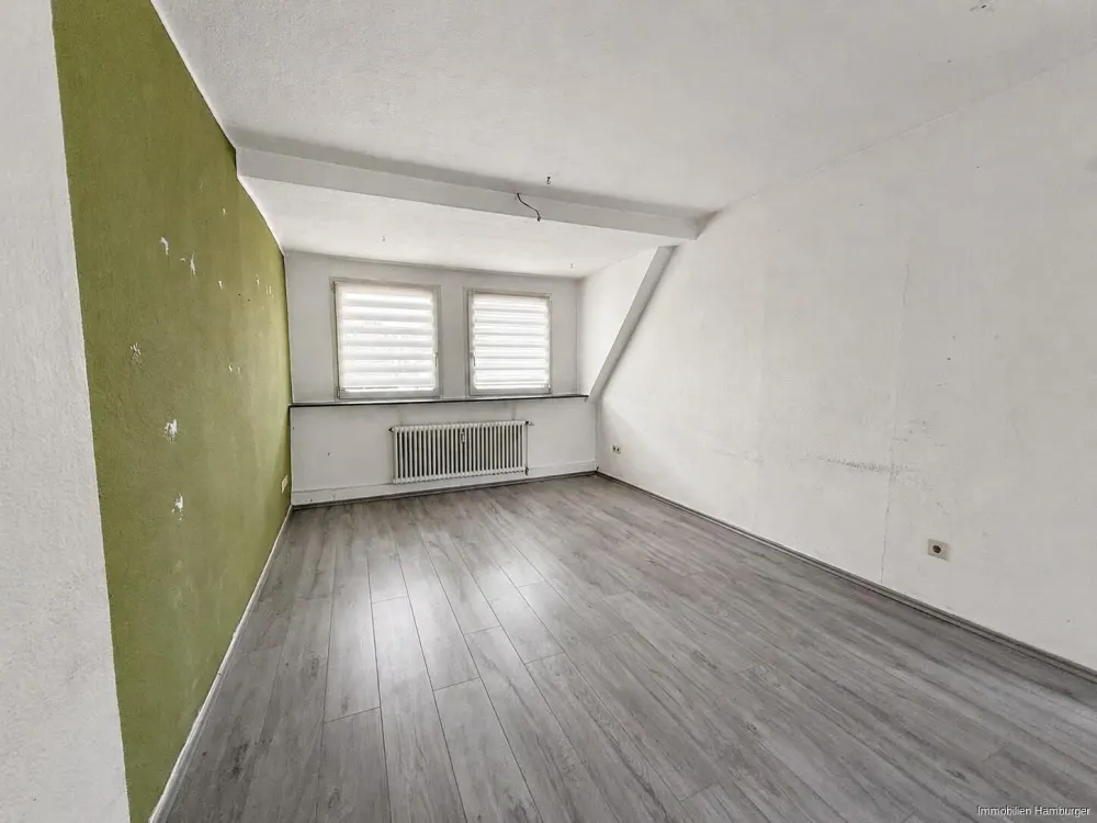 Großzügige Dachgeschosswohnung mit 3 Zimmern und Gemeinschaftsgarten