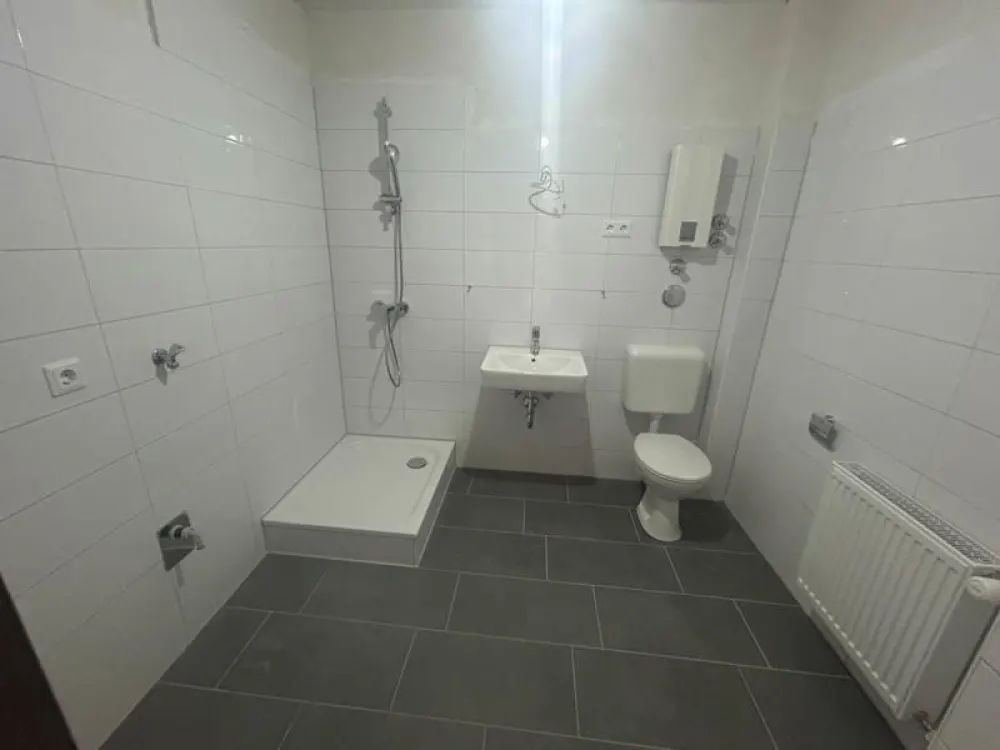 schöne helle 2-Zimmer-Wohnung (WBS) ohne Wand und Bodenbelag