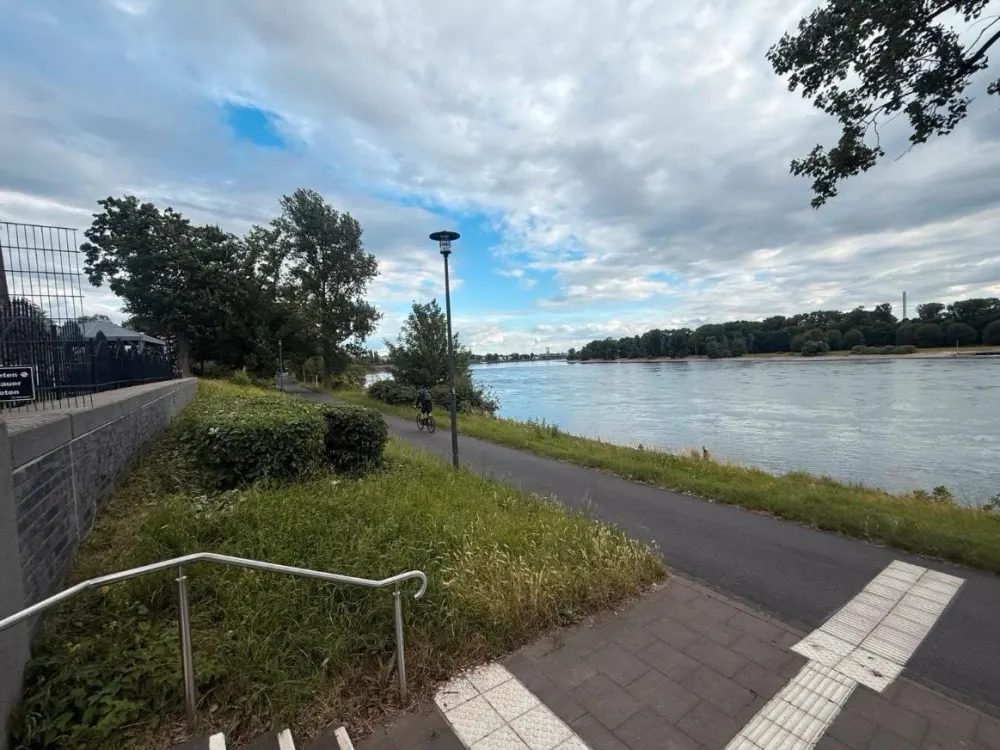 VOLL Möblierte 2-Zimmer Souterrain Wohnung direkte Rhein Lage 1A