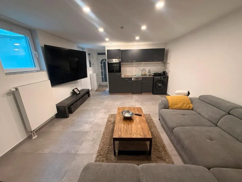 VOLL Möblierte 2-Zimmer Souterrain Wohnung direkte Rhein Lage 1A