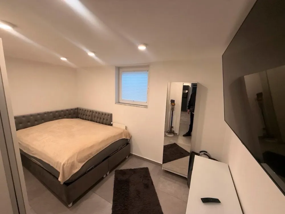 VOLL Möblierte 2-Zimmer Souterrain Wohnung direkte Rhein Lage 1A