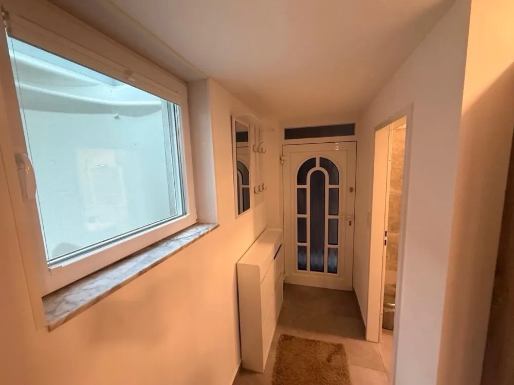 VOLL Möblierte 2-Zimmer Souterrain Wohnung direkte Rhein Lage 1A