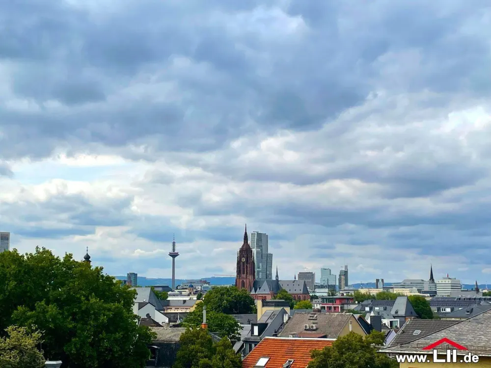 Sachsenhausen: 4-Zimmer-Maisonette-Wohnung mit Ausblick