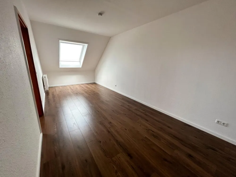 Bright & inviting 4-room maisonette apartment with balcony and fitted kitchen awaits new tenants!