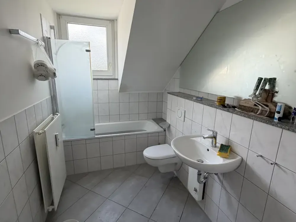 Renovierte 4-Zimmer-Wohnung mit 2 Balkonen im DG - Leverkusen-Schlebusch