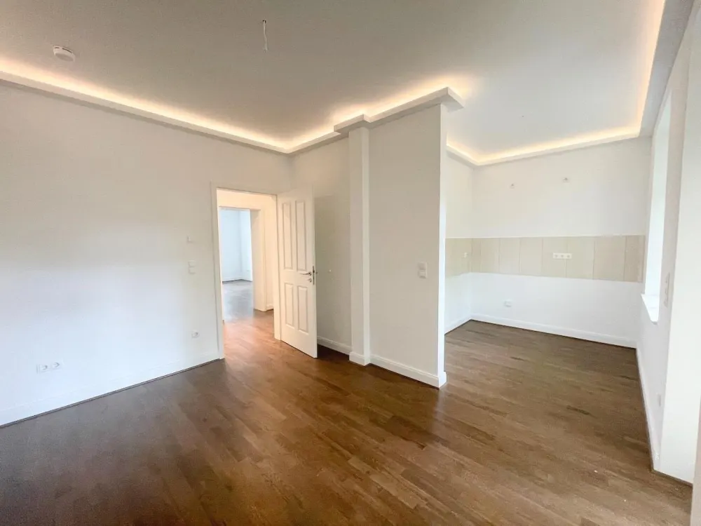 Chic Nest! + Dark Parquet + Underfloor Heating + Balcony + Bathroom with Tub & Shower + LED Lighting