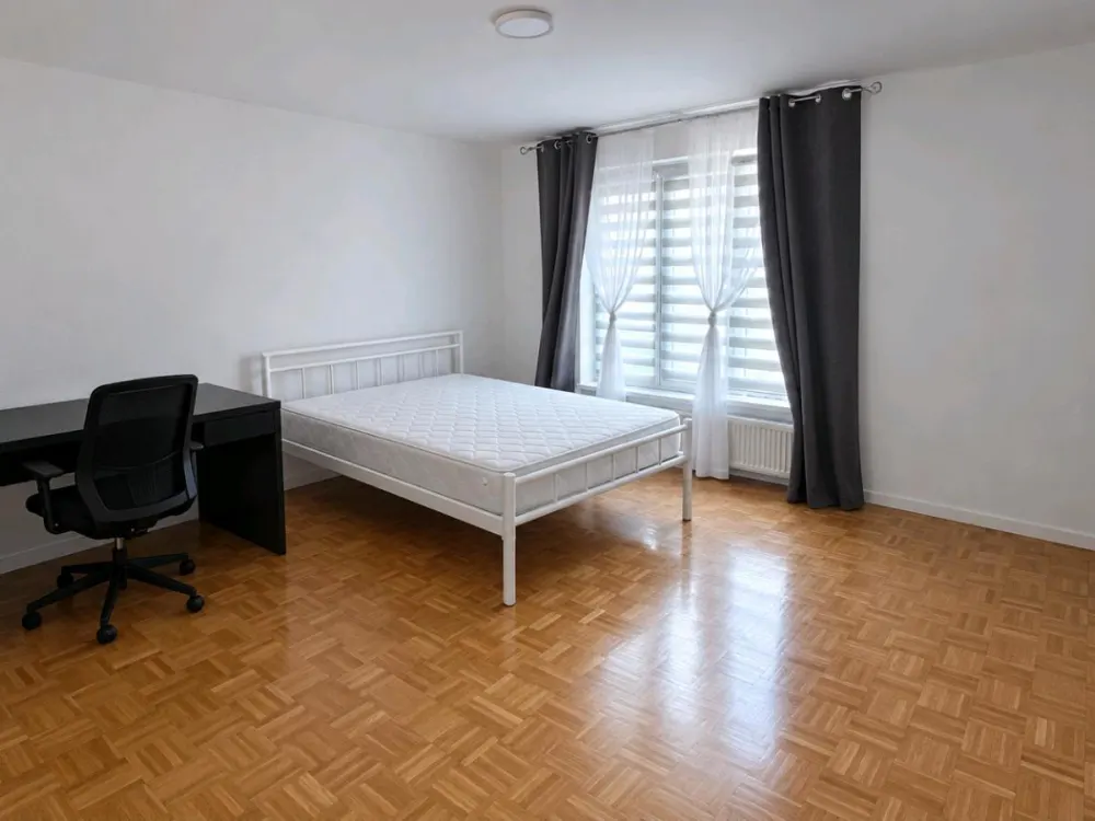 Großes Zimmer in Frauen-WG (NUR an Frauen zu vermieten)