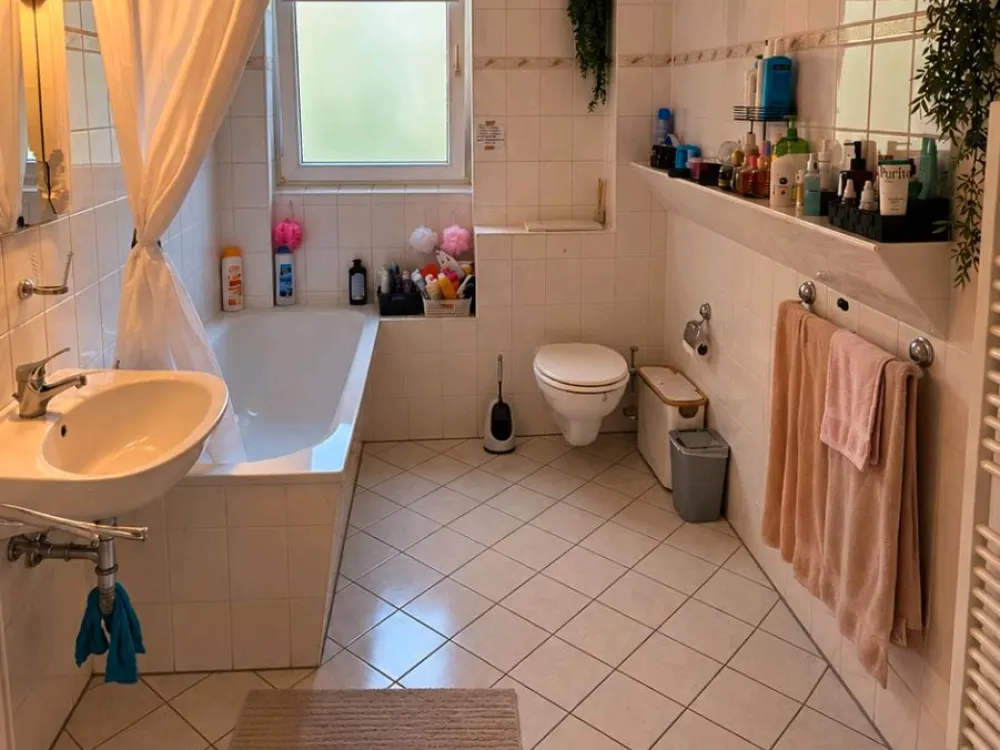 Großes Zimmer in Frauen-WG (NUR an Frauen zu vermieten)