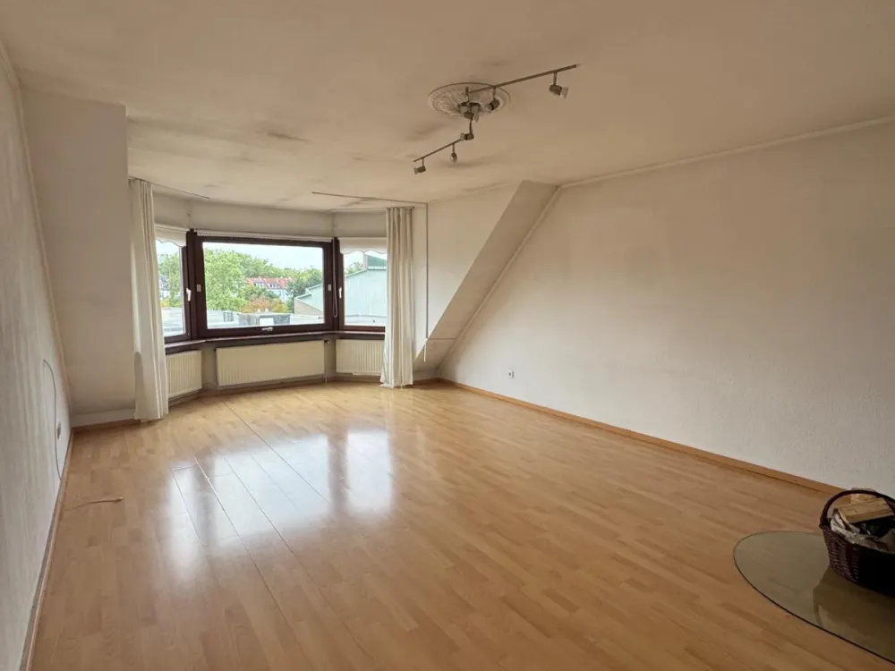 Lichtdurchflutete 3-4 Zimmer Wohnung mit ausgebautem Dachboden in