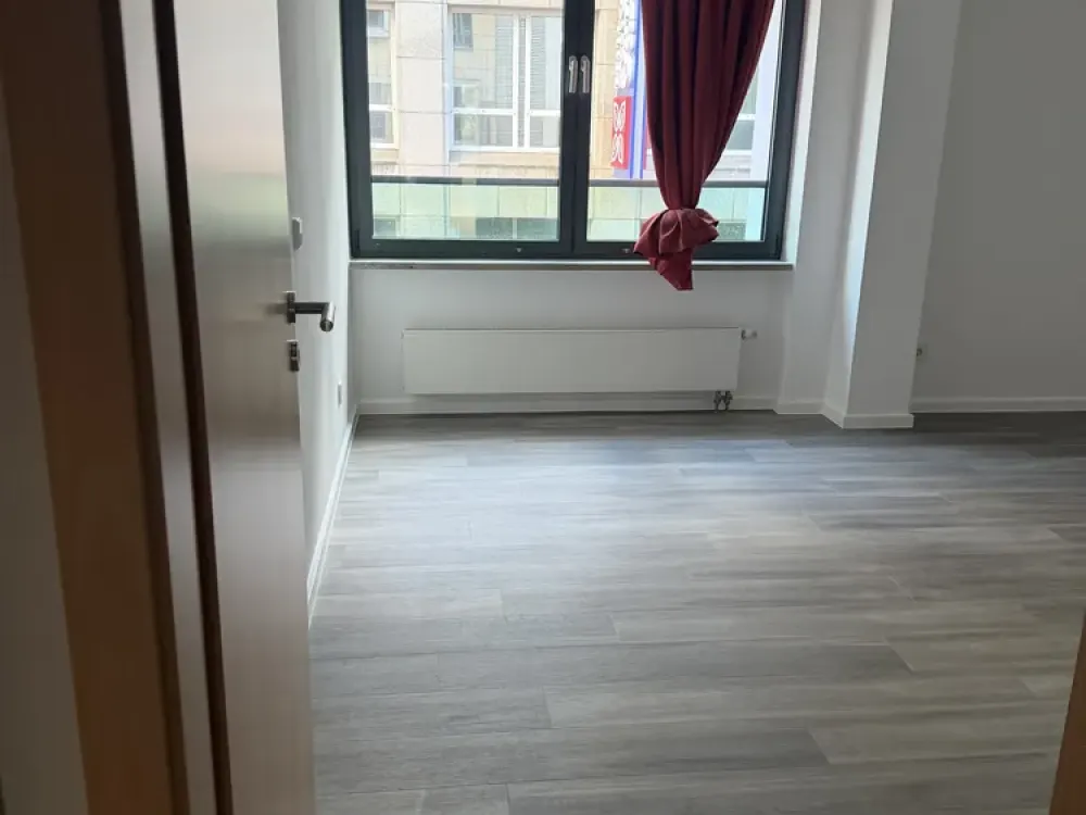 Große, lichtdurchflutete 3 Zimmer-Wohnung mit Skyline-Blick im citynah im Bahnhofsviertel