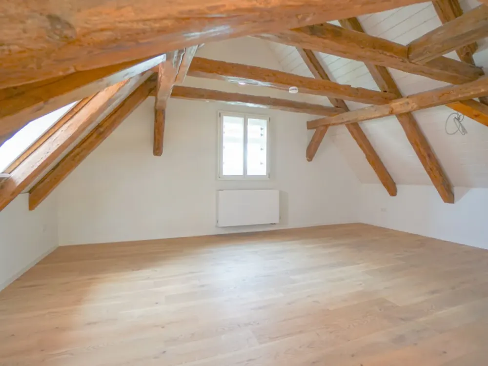 Erstbezug nach Kernsanierung: Stilvolle 1-Zimmer-Dachgeschosswohnung mit historischem Gebälk in Schw