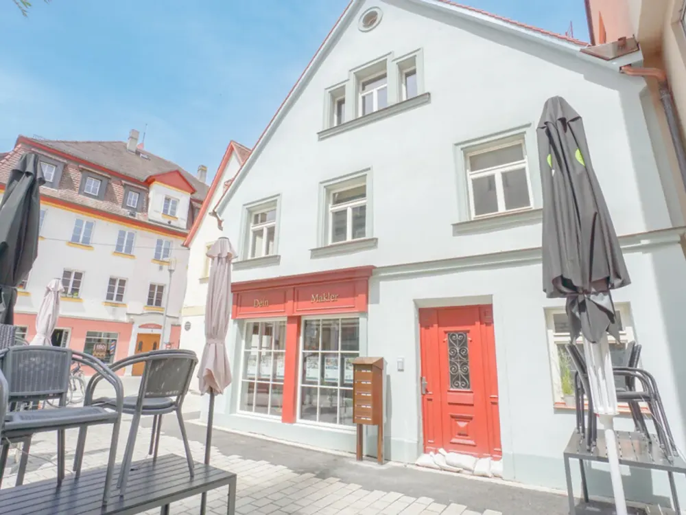 Erstbezug nach Kernsanierung: Stilvolle 1-Zimmer-Dachgeschosswohnung mit historischem Gebälk in Schw