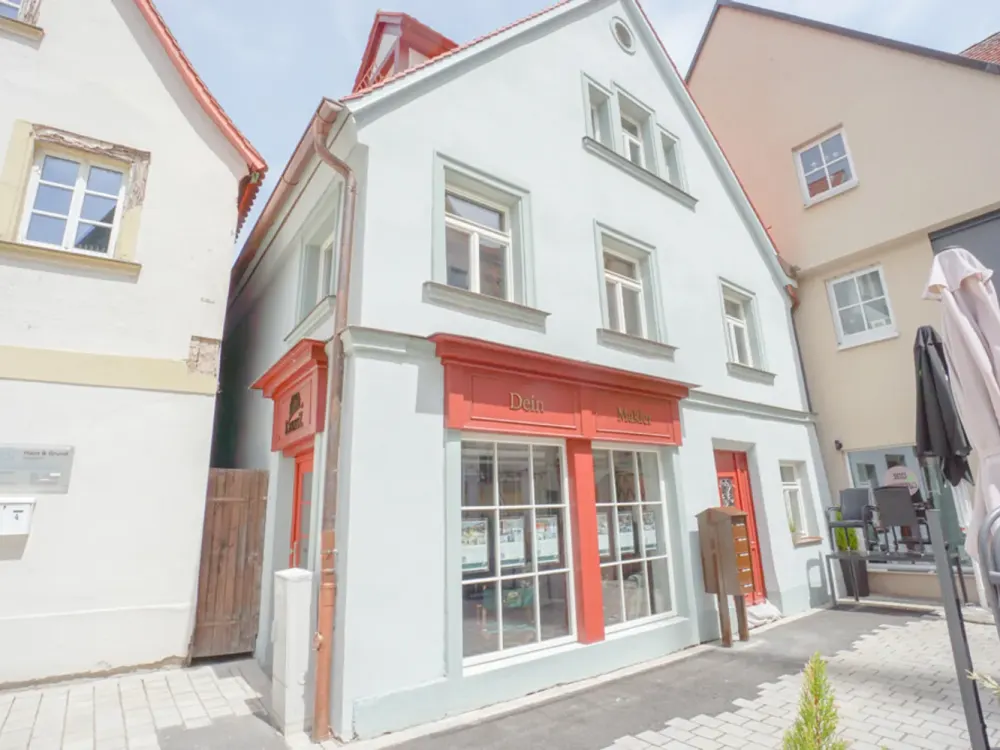 Erstbezug nach Kernsanierung: Stilvolle 1-Zimmer-Dachgeschosswohnung mit historischem Gebälk in Schw