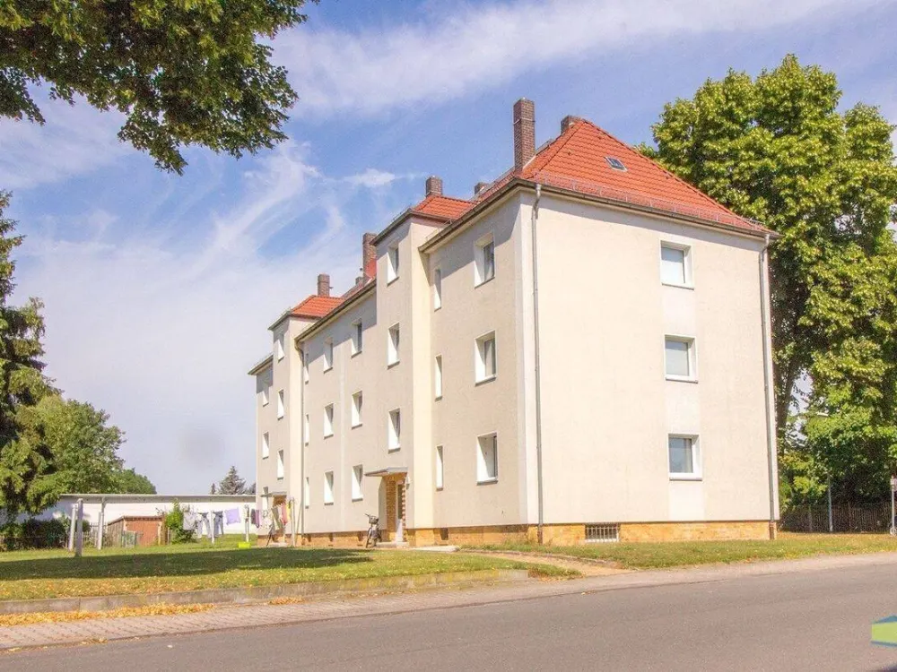 großzügige 2 Zimmer DG-Wohnung im Grünen in saniertem Altbau!