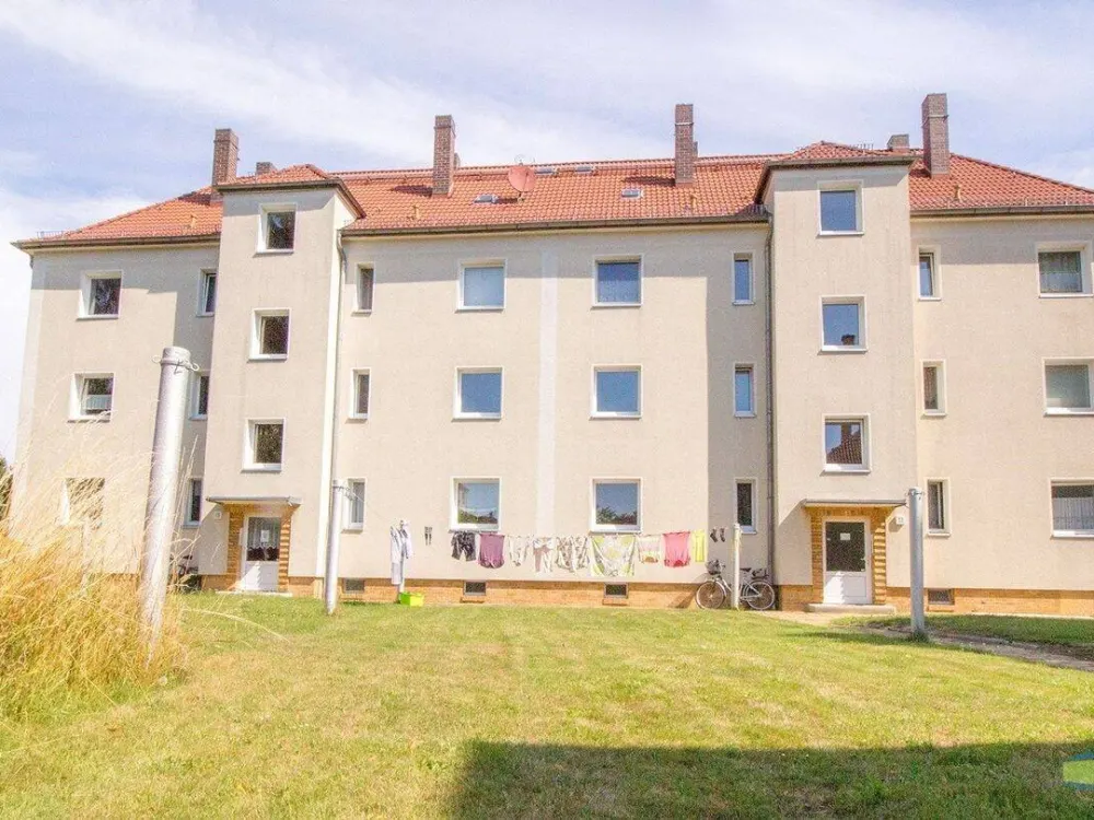 großzügige 2 Zimmer DG-Wohnung im Grünen in saniertem Altbau!