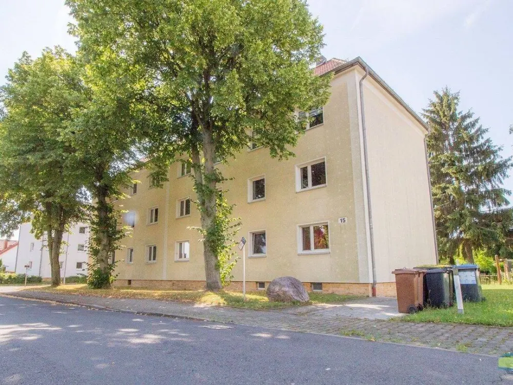 großzügige 2 Zimmer DG-Wohnung im Grünen in saniertem Altbau!