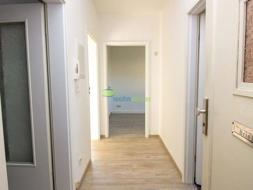 großzügige 2 Zimmer DG-Wohnung im Grünen in saniertem Altbau!