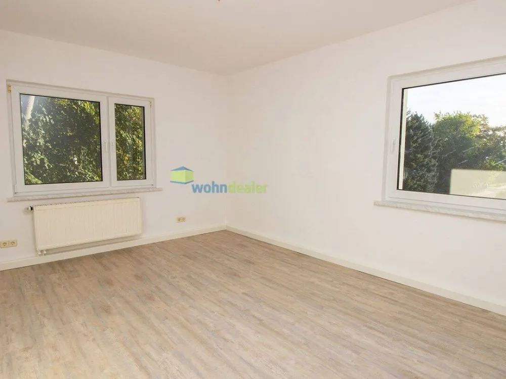 großzügige 2 Zimmer DG-Wohnung im Grünen in saniertem Altbau!