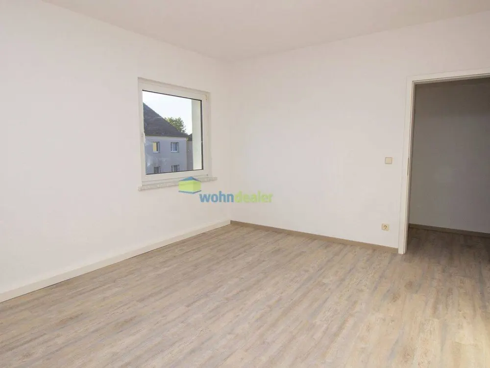 großzügige 2 Zimmer DG-Wohnung im Grünen in saniertem Altbau!