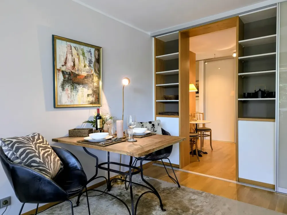 Lichtdurchflutete möblierte 2-Zimmer-Wohnung mit großem Balkon