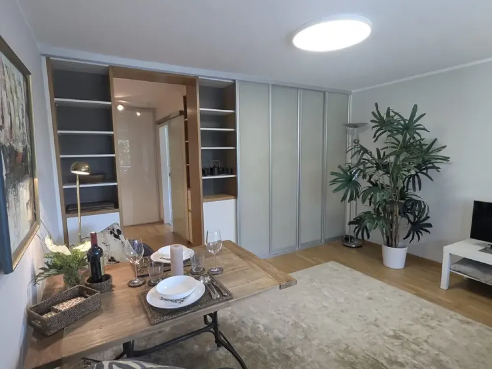Lichtdurchflutete möblierte 2-Zimmer-Wohnung mit großem Balkon