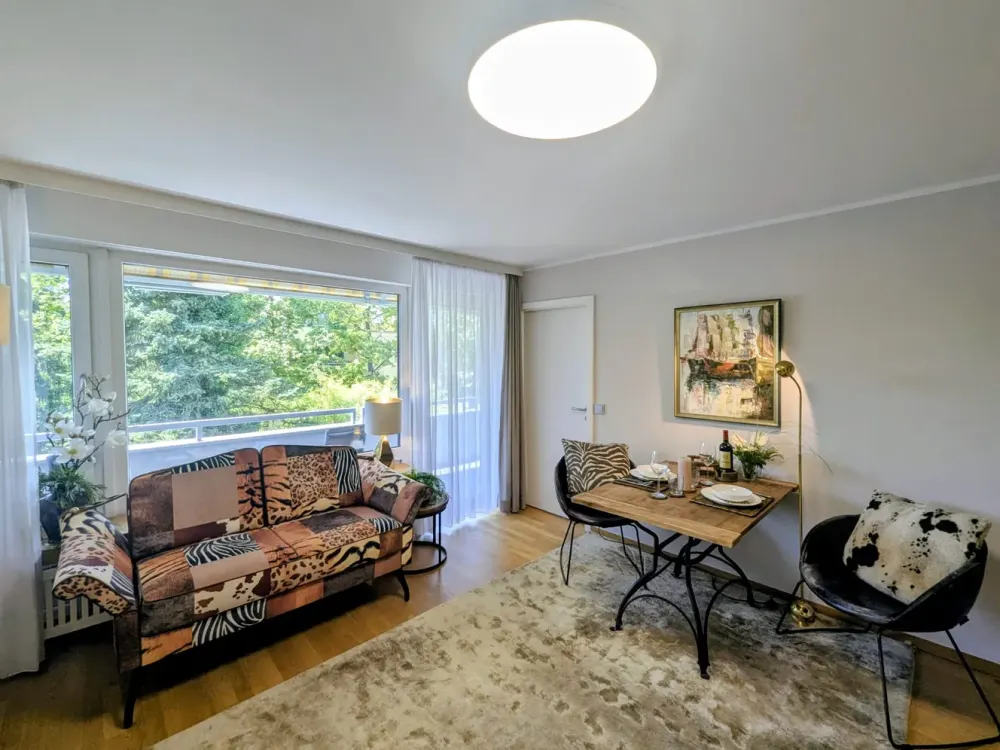 Lichtdurchflutete möblierte 2-Zimmer-Wohnung mit großem Balkon