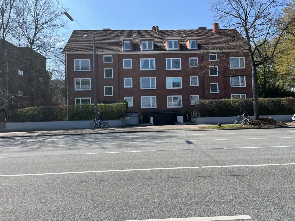 Exklusive, vollständig renovierte 2-Zimmer-Wohnung mit Balkon und EBK in Hamburg-Lokstedt