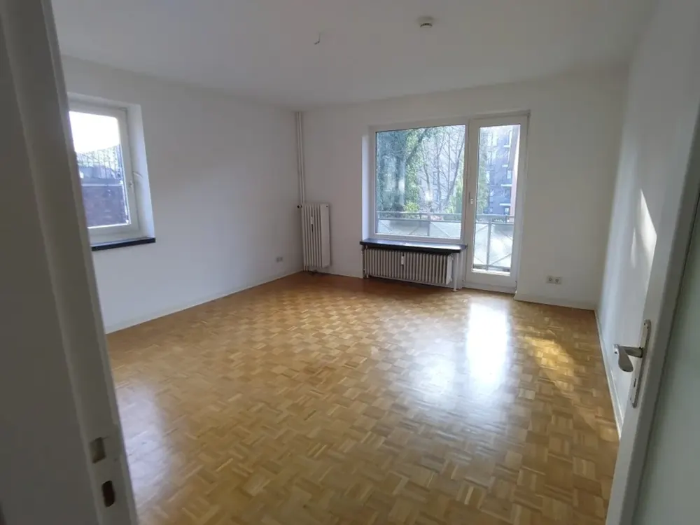 Exklusive, vollständig renovierte 2-Zimmer-Wohnung mit Balkon und EBK in Hamburg-Lokstedt