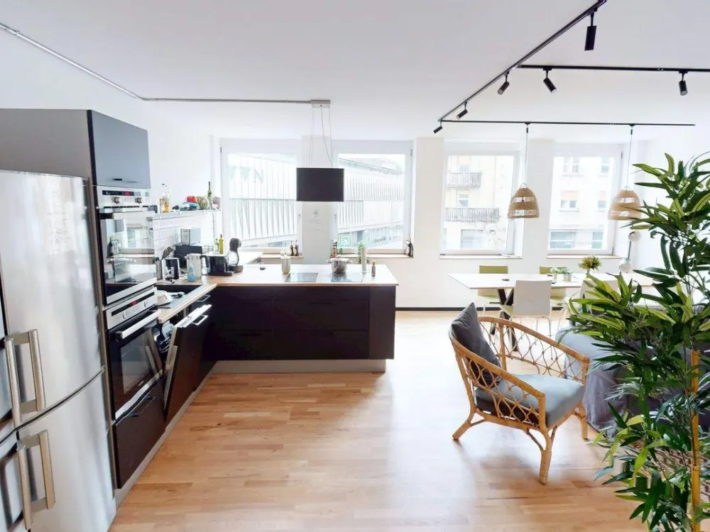 Urban Living: Möbliertes Zimmer mit eigenem Privatbad
