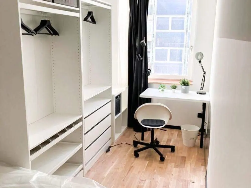 Urban Living: Möbliertes Zimmer mit eigenem Privatbad