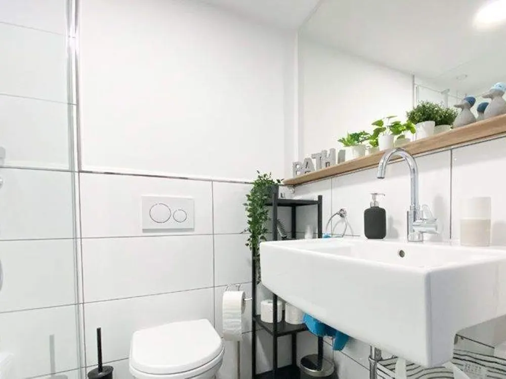 Urban Living: Möbliertes Zimmer mit eigenem Privatbad