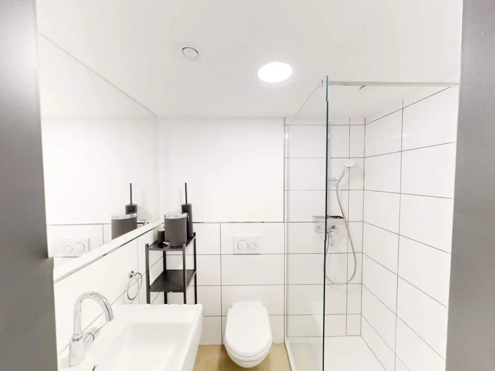 Urban Living: Möbliertes Zimmer mit eigenem Privatbad