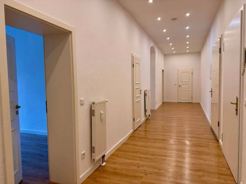 Rarität! Frisch saniert und mit viel Platz - Moderne 4,5-Zimmer-Wohnung im Denkmal