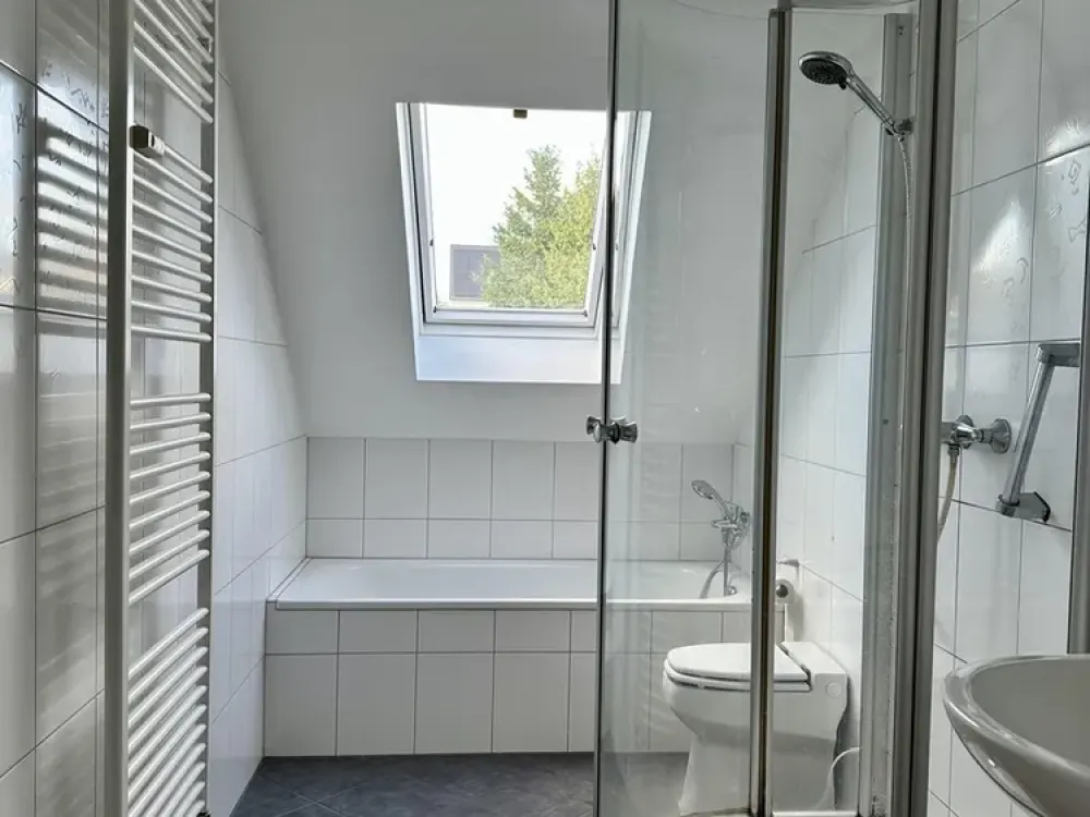 Gedämmte, helle Dachgeschosswohnung, 3 Zimmer + Arbeitszimmer mit Panoramablick auf der Bellevue