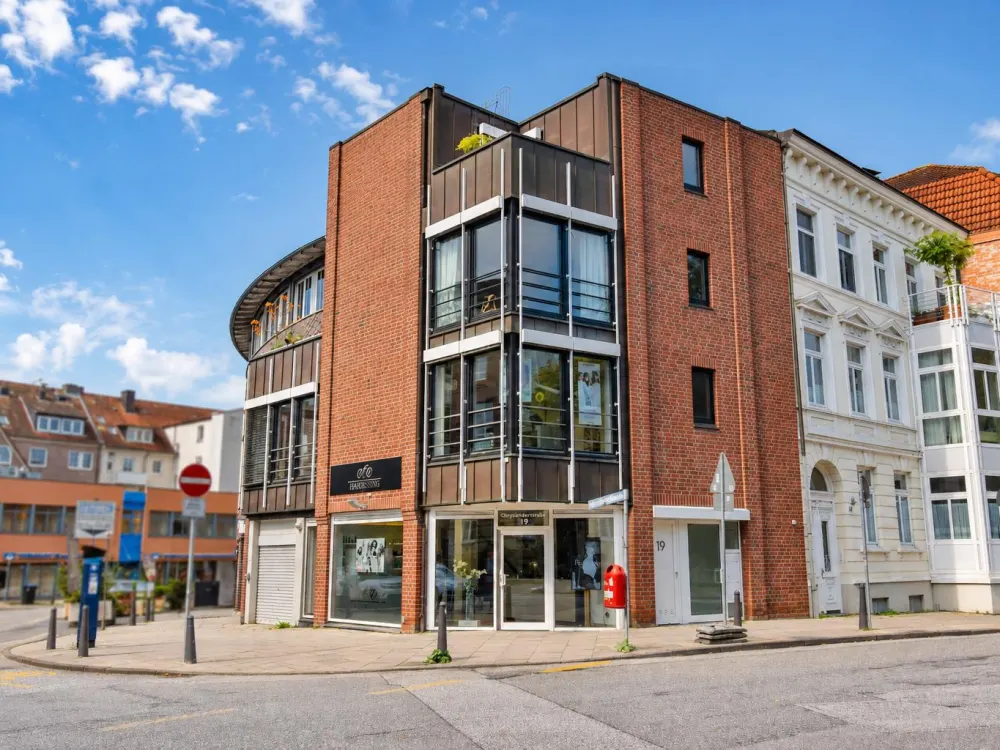 Living in an absolutely central location: 3-room maisonette apartment with roof terrace in Bergedorf
