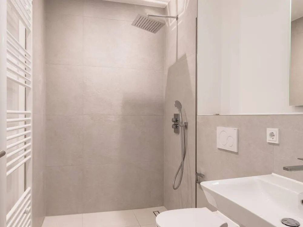 Erstbezug: Großzügige 2-Zimmer-Wohnung mit Balkon und zwei Bädern in begehrter Lage von Obermenzing
