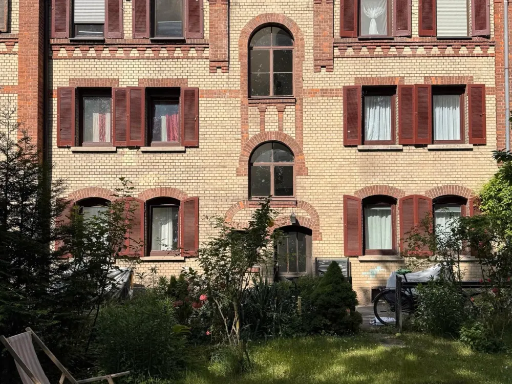 Gepflegte 2 Zimmer Altbauwohnung mit Echtholzparkett & Einbauküch