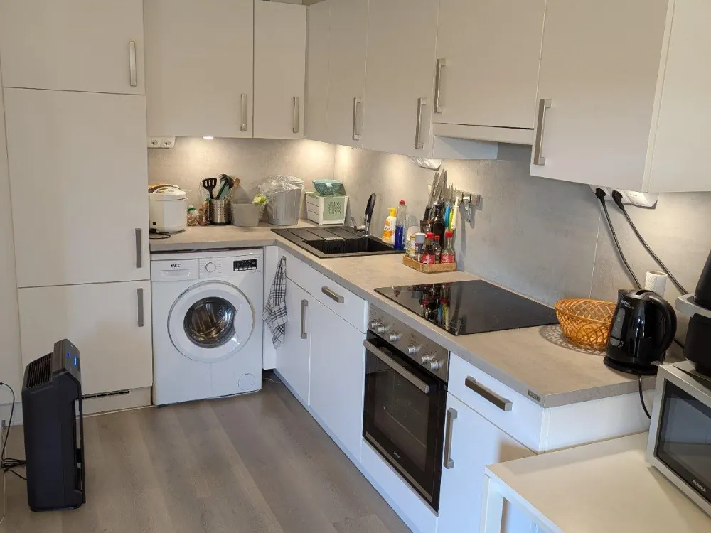 Moderne 2-Zimmer-Wohnung mit Balkon, Einbauküche & Stellplatz