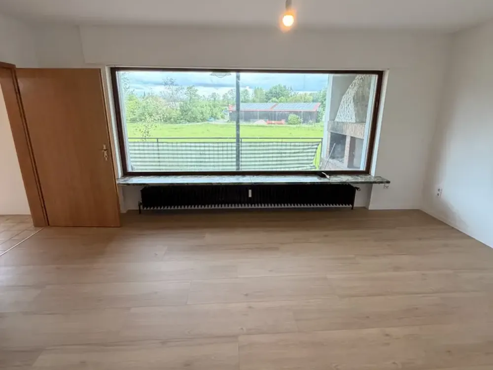 Charmante 3 Zimmer- Wohnung mit Ausblick ins Grüne in Frankfurt am Main
