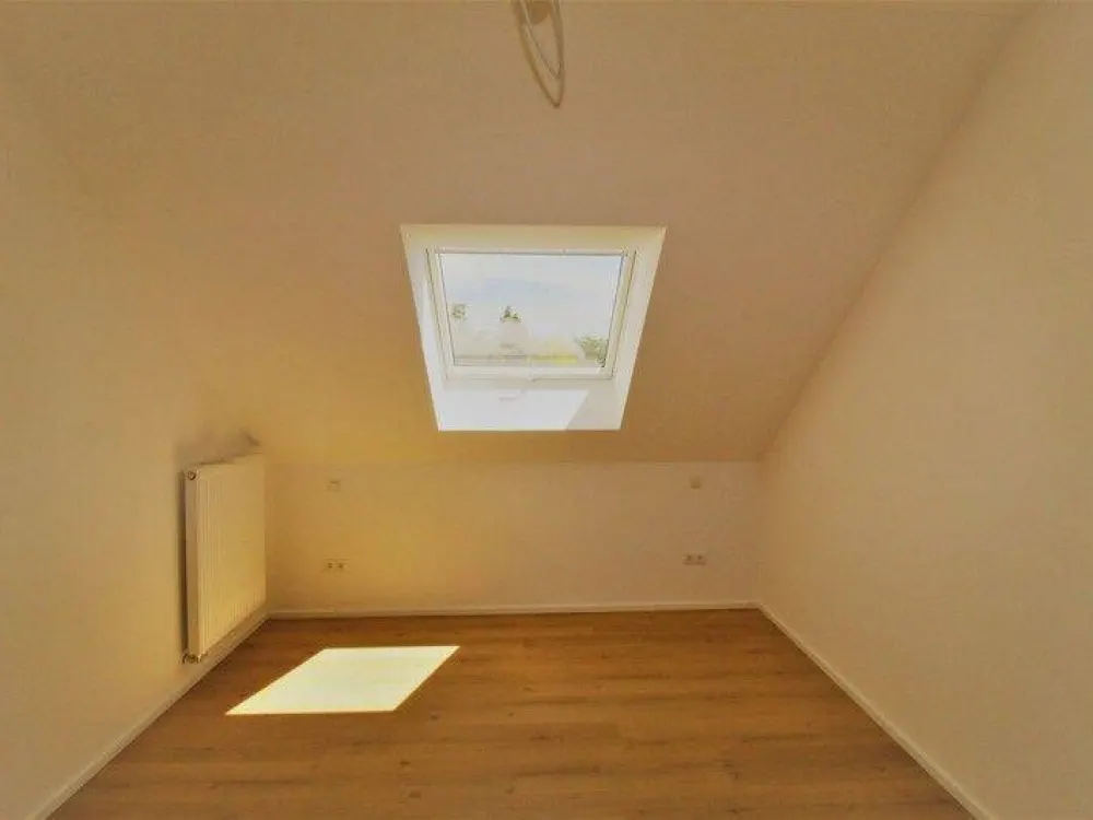 Wow! Very bright 3-room attic apartment with balcony