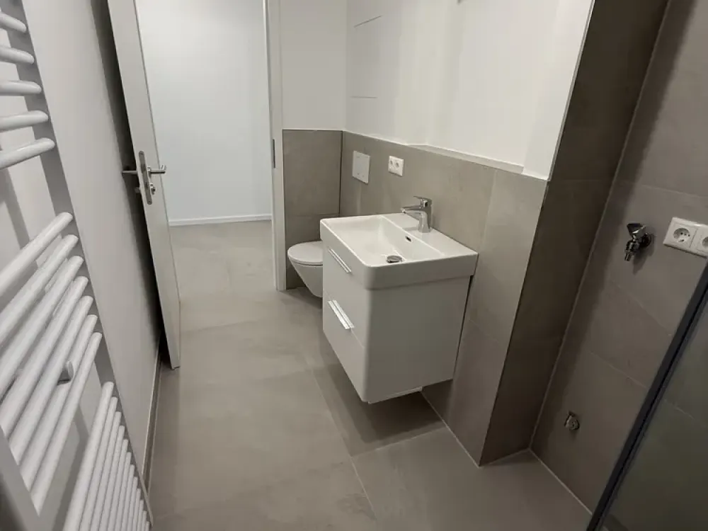 Großzügiges Wohnen in Perlach: Kernsanierte, helle 4-Zimmer-Wohnung mit Balkon