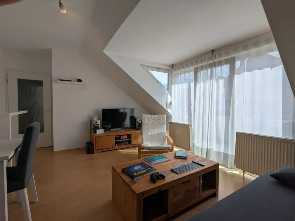 Beautiful 3-Room Attic Apartment in Quiet Location with Underground Parking Space