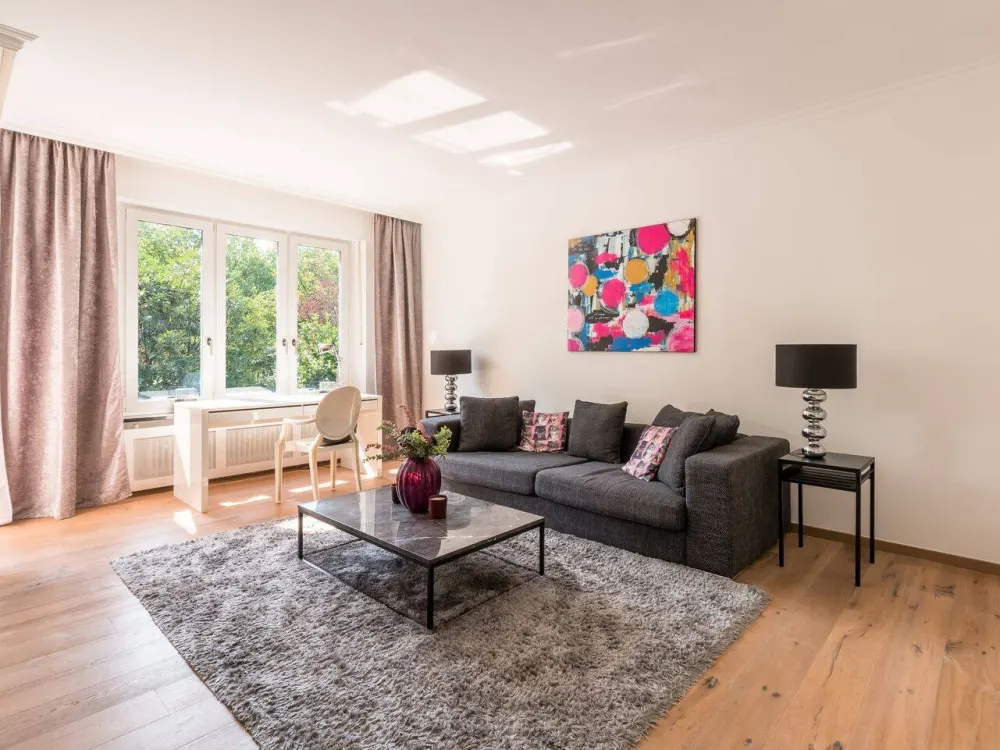 Stil und Charme: Möblierte 2,5-Zimmer-Wohnung mit Balkon in feinster Bogenhauser Lage