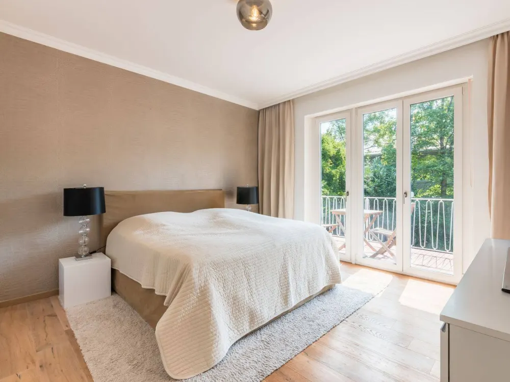 Stil und Charme: Möblierte 2,5-Zimmer-Wohnung mit Balkon in feinster Bogenhauser Lage